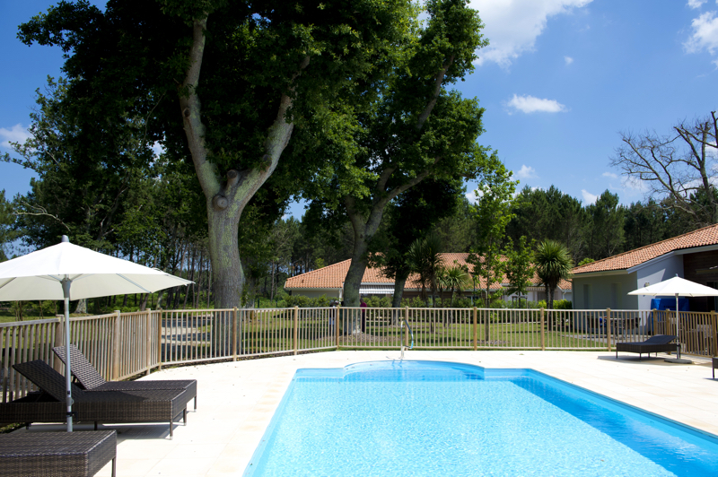 Résidence Les Seniorales de Lacanau : La piscine de la résidence